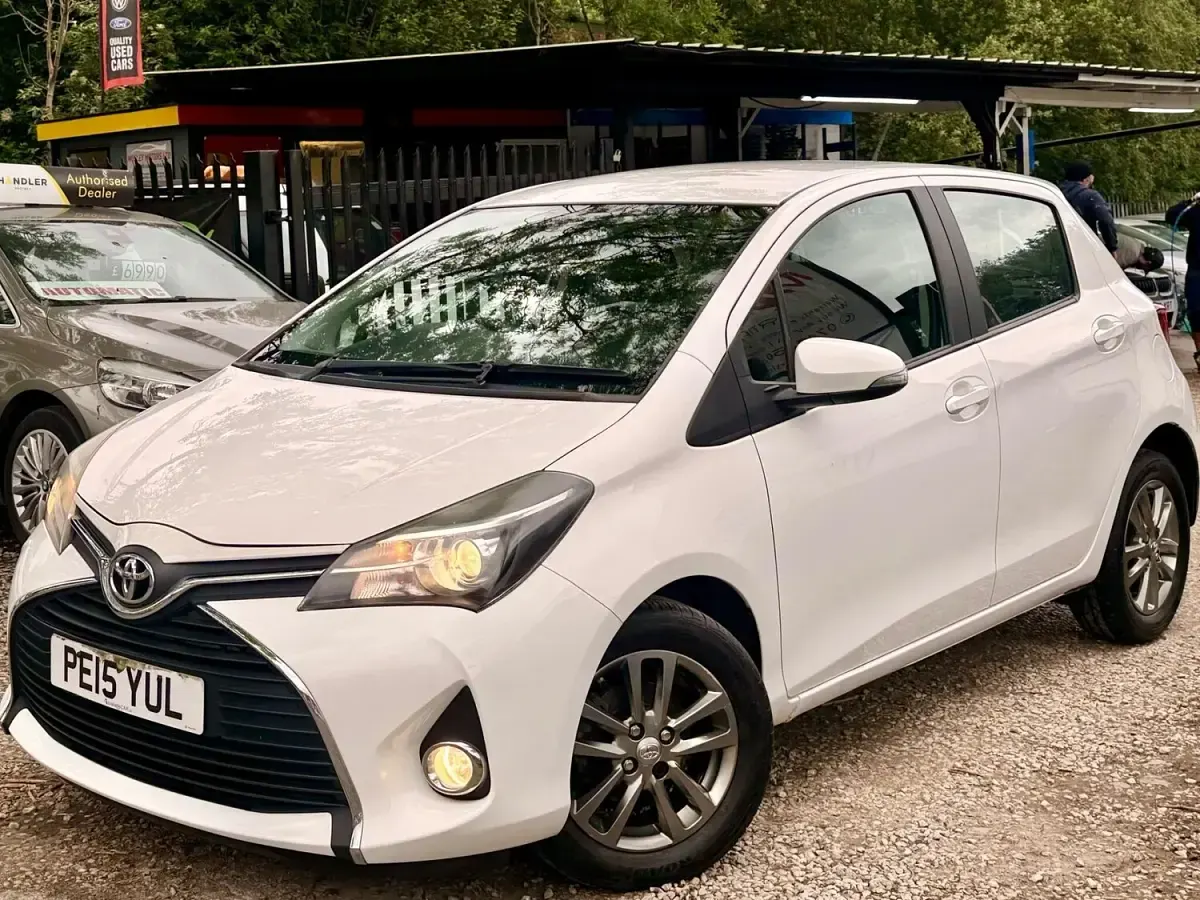 Used Toyota Yaris 69 HP (50 kW) 2015 White Hatchback