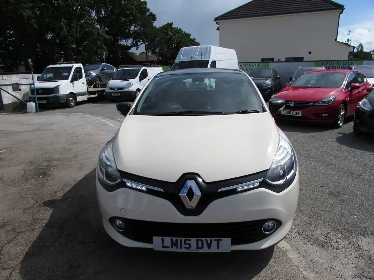 Used Renault Clio Dynamique 90 HP (66 kW) 2015 Cream Hatchback