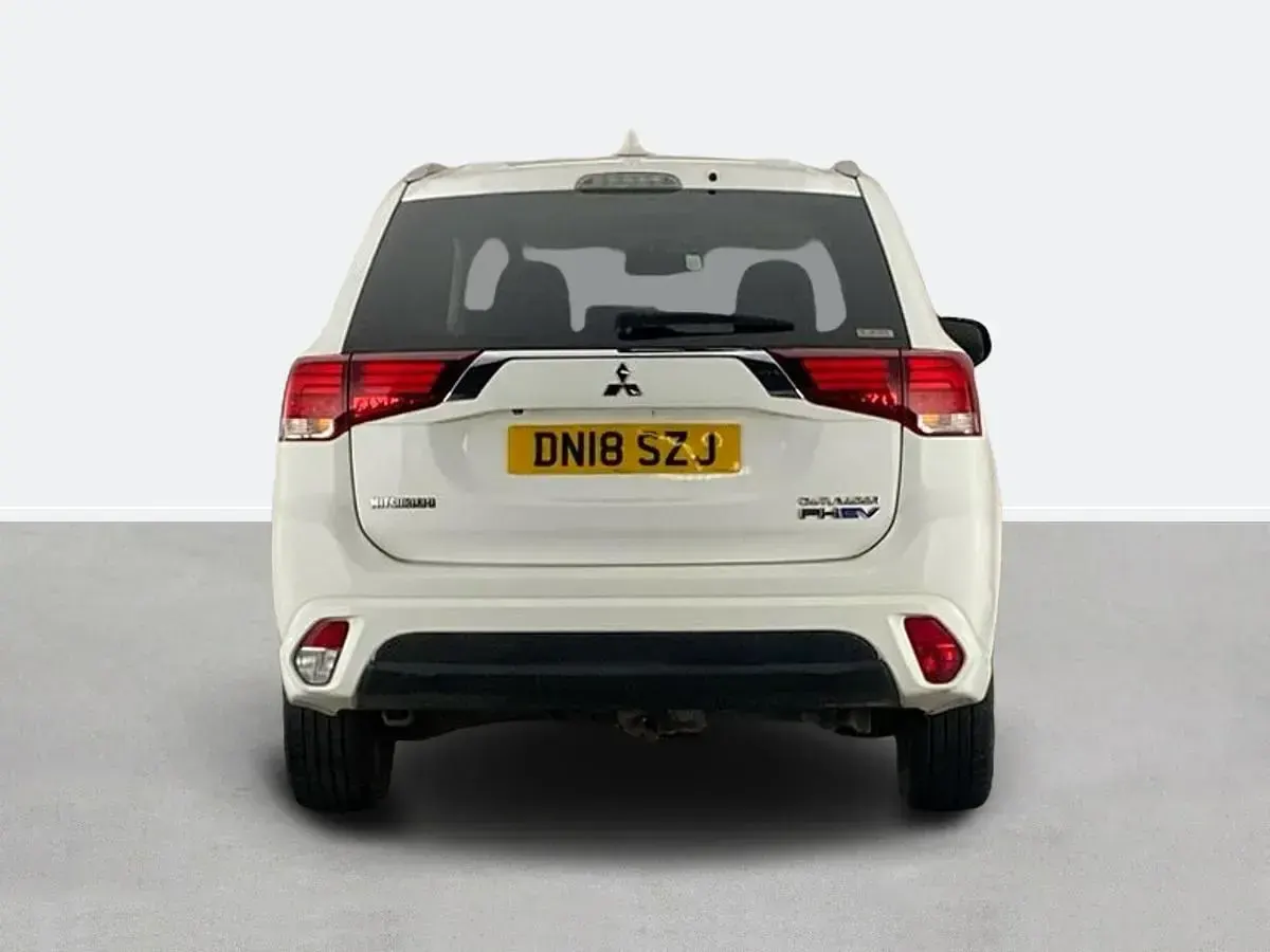 Używany Mitsubishi Outlander P-HEV 2018 Biały Kombi