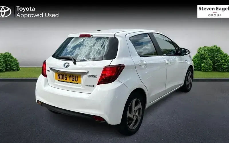 Used Toyota Yaris 101 HP (74 kW) 2015 White Hatchback