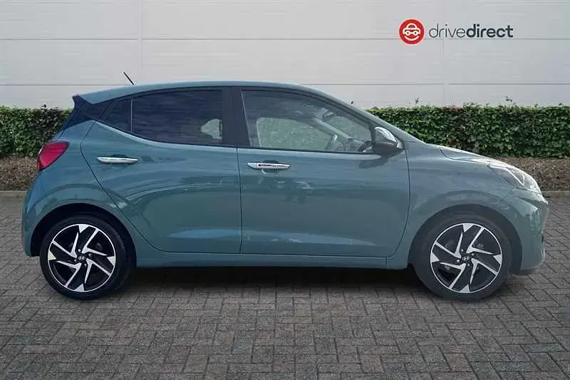 Used Hyundai i10 Premium 67 HP (49 kW) 2023 Green Hatchback