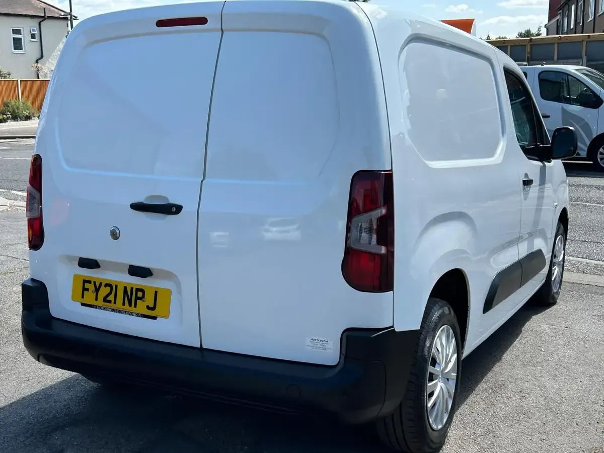 Used Citroën Berlingo Start 100 HP (73 kW) 2021 White MPV