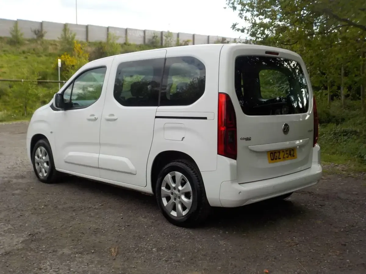 Usado Vauxhall Combo S 130 HP (95 kW) 2019 Branco Monovolume