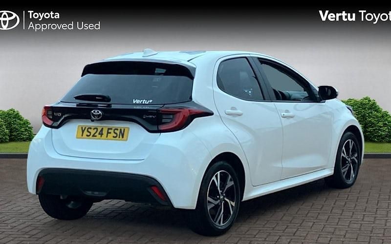 Used Toyota Yaris Hybrid Design 116 HP (85 kW) 2024 White Hatchback