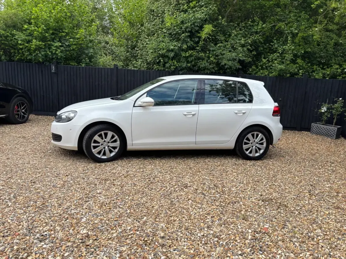 Begagnad VW Golf VI SE 105 HK (77 kW) 2010 Vit Halvkombi
