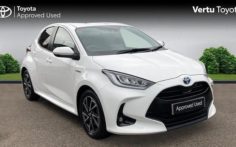 Used 2025 Toyota Yaris Hybrid Design Hatchback | £15,873 (Super price) - Image 1/4