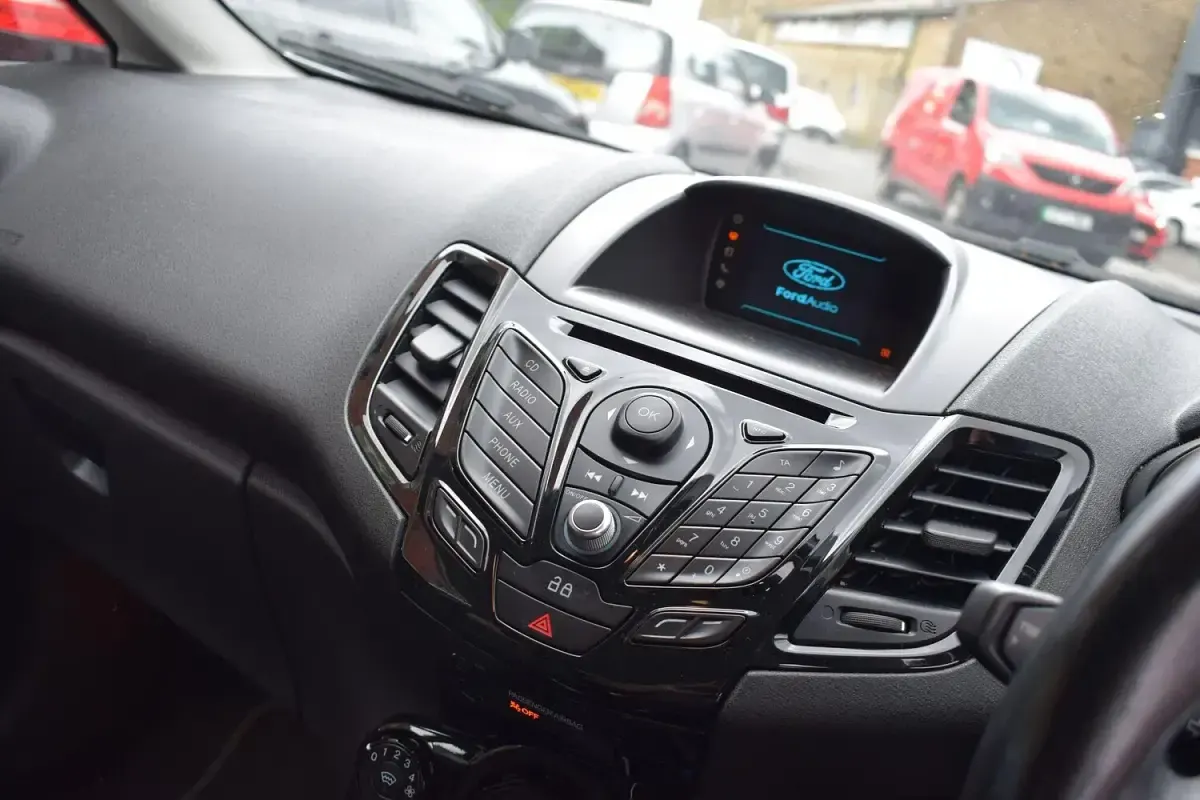 Used Ford Fiesta Zetec 82 HP (60 kW) 2014 White Hatchback