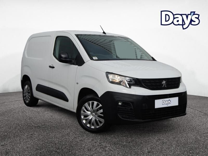 White Used 2022 Peugeot Partner Premium MPV | £8,999 (Good price) - Image 1/2