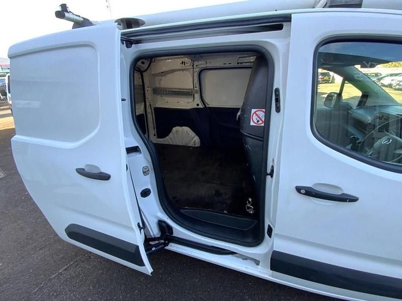Used Vauxhall Combo Edition 100 HP (73 kW) 2019 White Van