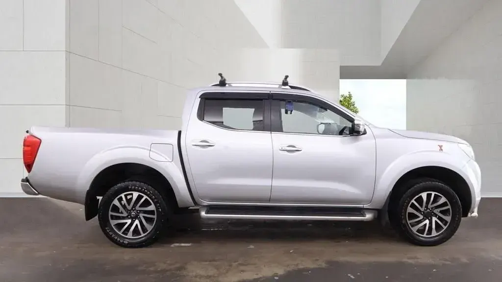 Używany Nissan Navara Tekna 190 KM (139 kW) 2016 Srebrny Pickup