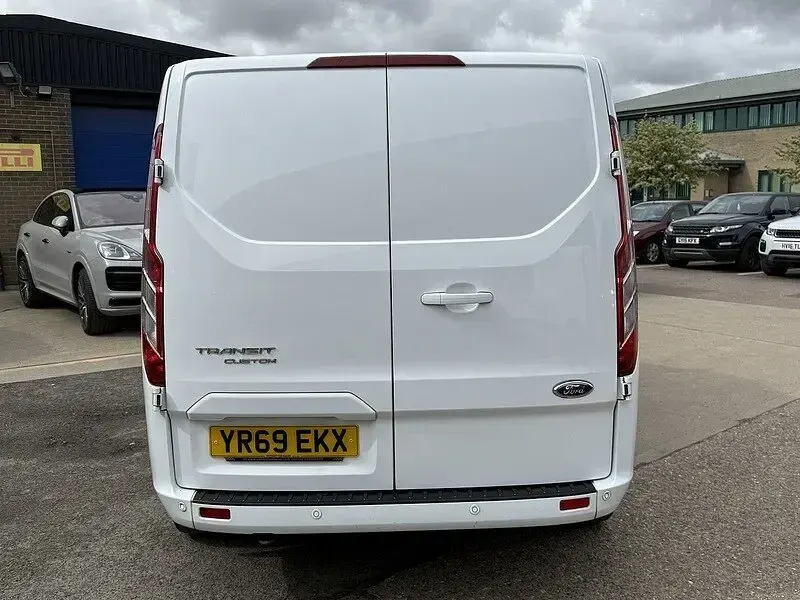 Used Ford Transit Custom Limited 130 HP (95 kW) 2019 White Van