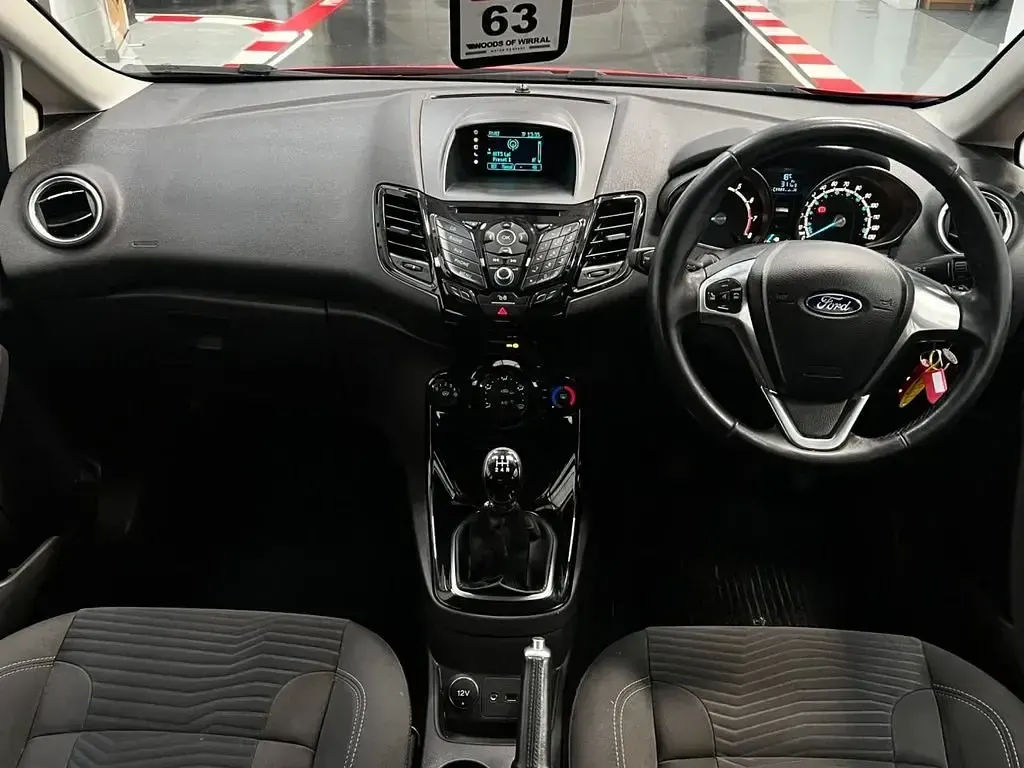 Usado Ford Fiesta Zetec 82 CV (60 kW) 2015 Rojo Utilitario