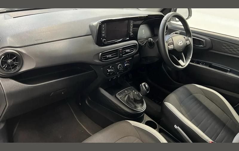 Used Hyundai i10 Advanced 62 HP (45 kW) 2024 White Hatchback