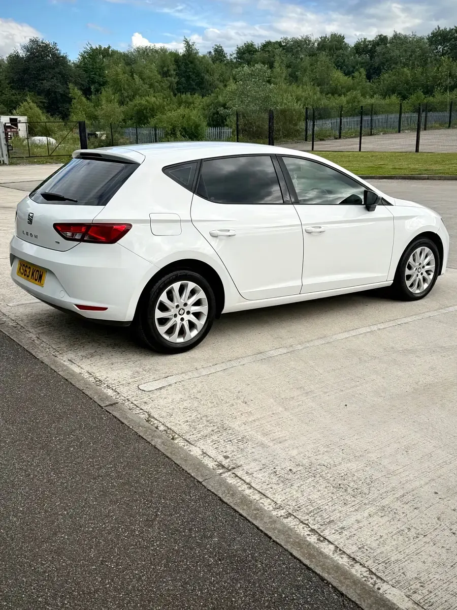 Used Seat Leon SE 105 HP (77 kW) 2013 White Hatchback