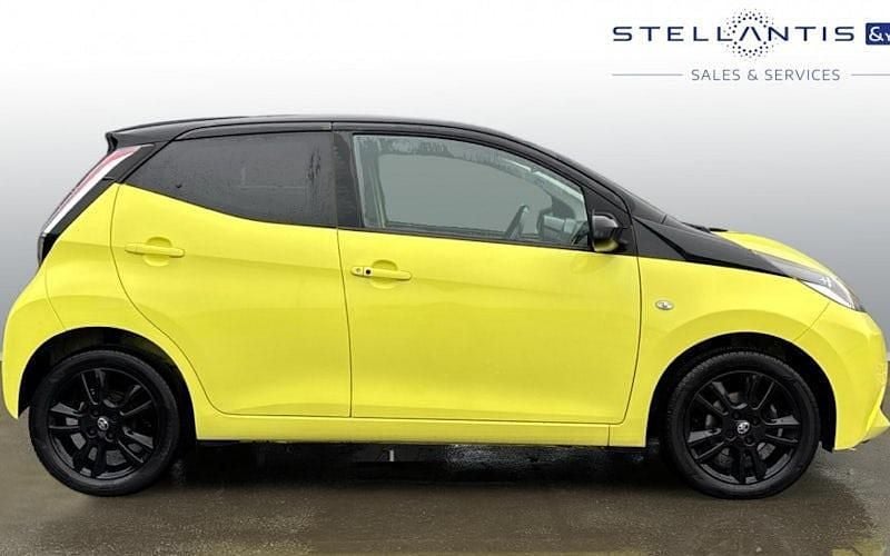 Used Toyota Aygo X-cite 69 HP (50 kW) 2016 Yellow Hatchback