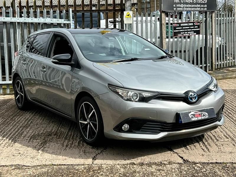 Używany Toyota Auris Hybrid 2017 Szary Hatchback
