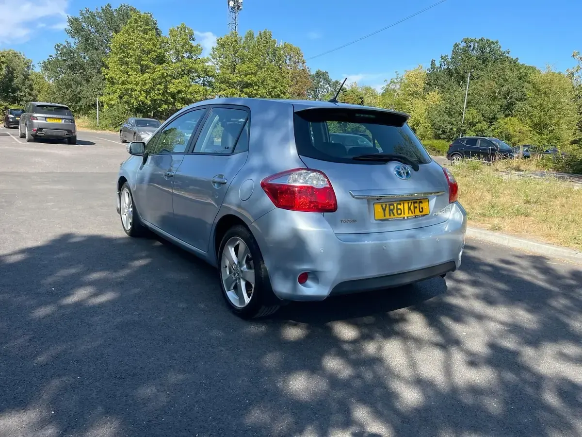 Used Toyota Auris Hybrid 136 HP (100 kW) 2011 Blue Hatchback
