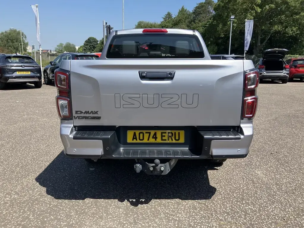 Used Isuzu D-Max 163 HP (119 kW) 2024 568 mercury silver Pickup