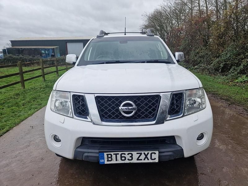 Used Nissan Navara Tekna 188 HP (138 kW) 2014 White Pickup