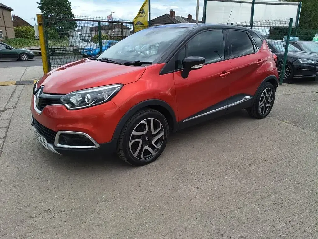 Used Renault Captur Signature 90 HP (66 kW) 2015 Red/black SUV