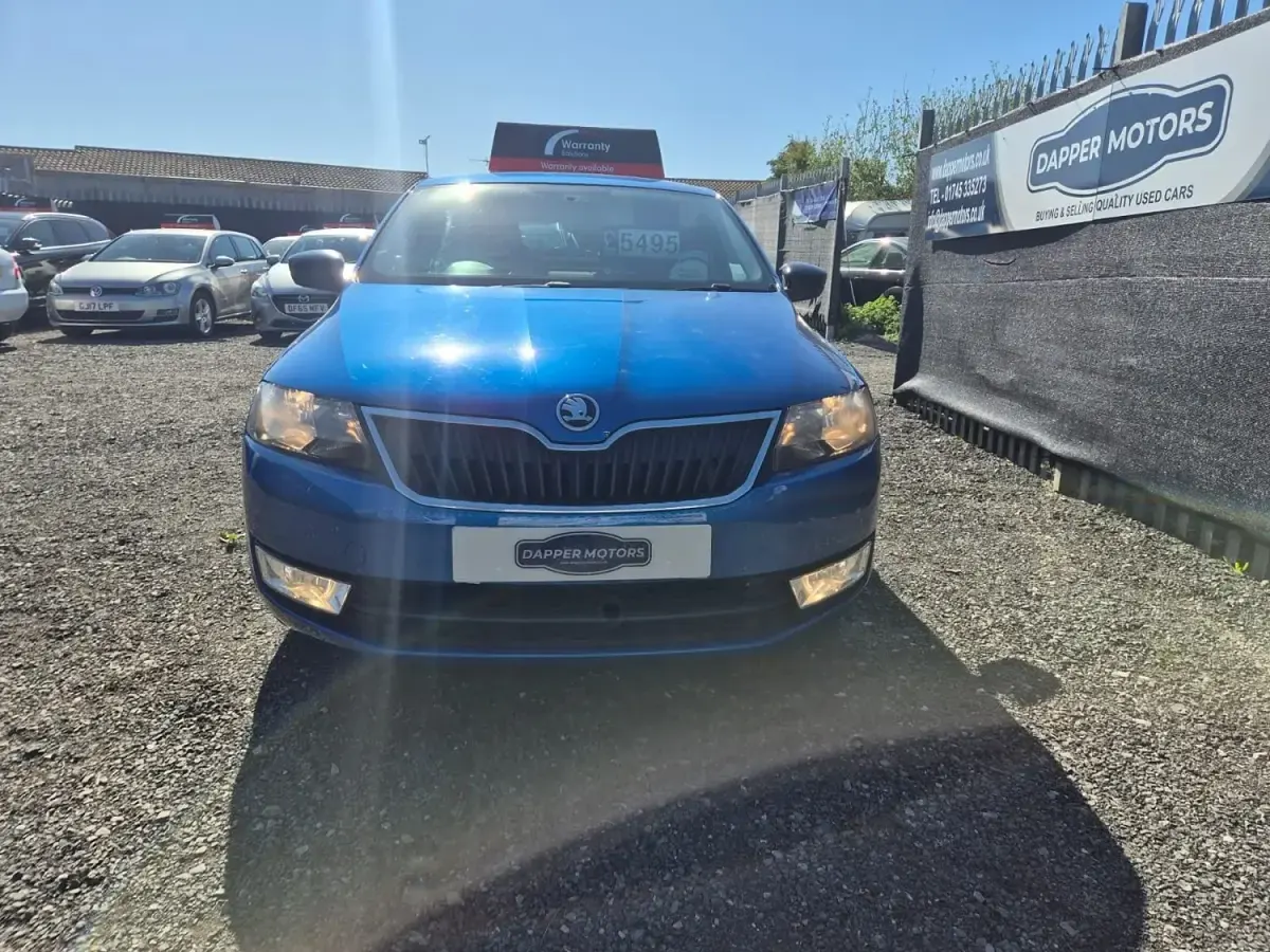 Usado Skoda Rapid Sport 105 HP (77 kW) 2014 Azul Citadino