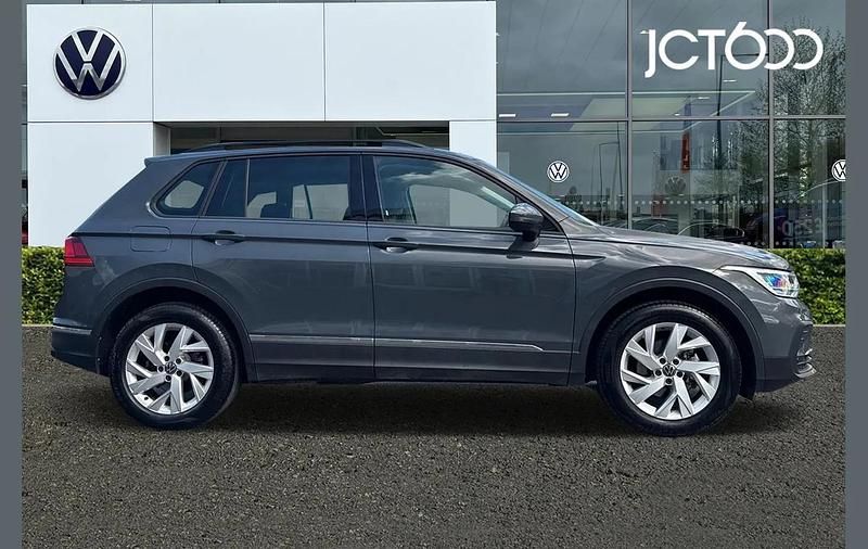 Usado VW Tiguan Life 150 HP (110 kW) 2024 Cinzento SUV