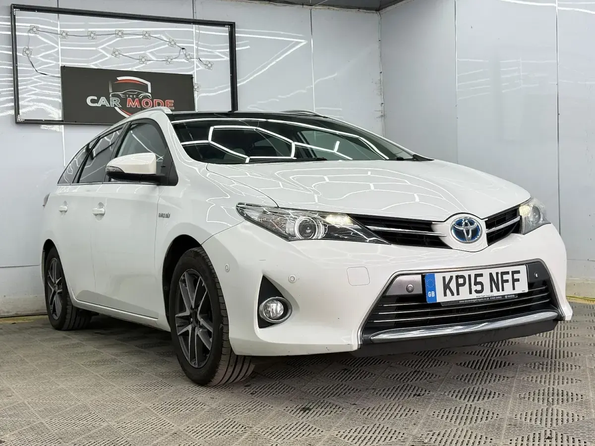 Used Toyota Auris Hybrid 2015 White Estate