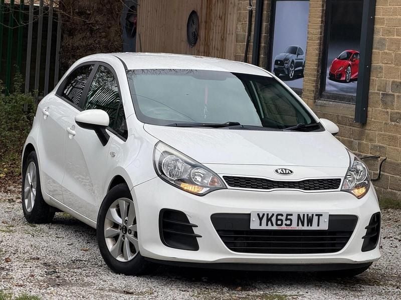 White Used 2015 Kia Rio Hatchback | £4,990 (Good price) - Image 1/4
