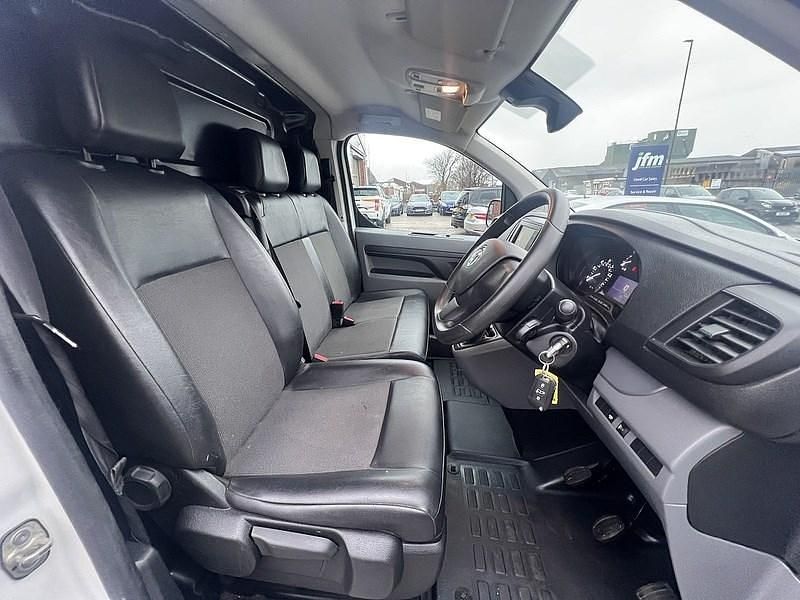 Used Vauxhall Vivaro 100 HP (73 kW) 2022 White MPV