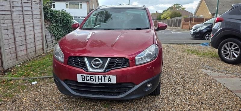 Red Used 2011 Nissan Qashqai +2 Tekna SUV | £1,775 (A bit pricey) - Image 1/4
