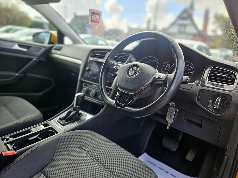Used VW Golf VII SE 125 HP (91 kW) 2018 Yellow Hatchback