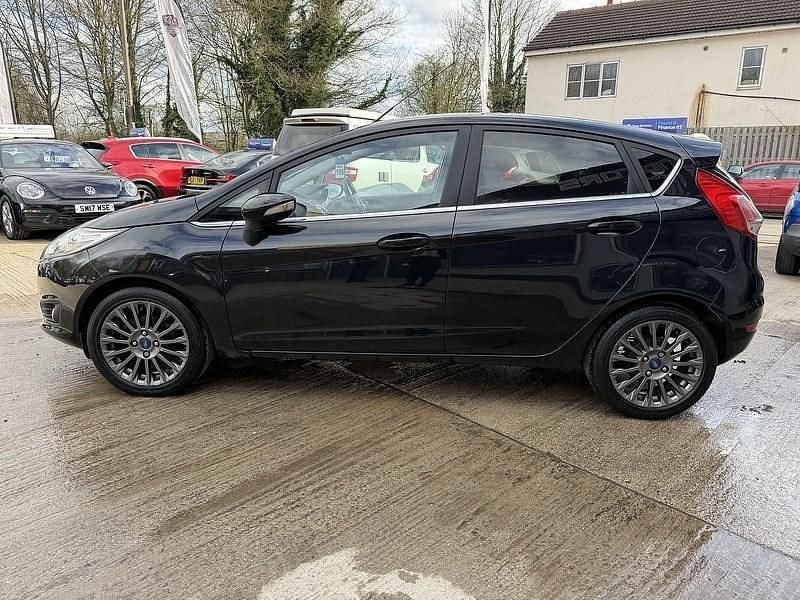 Used Ford Fiesta Titanium 125 HP (91 kW) 2014 Black Hatchback