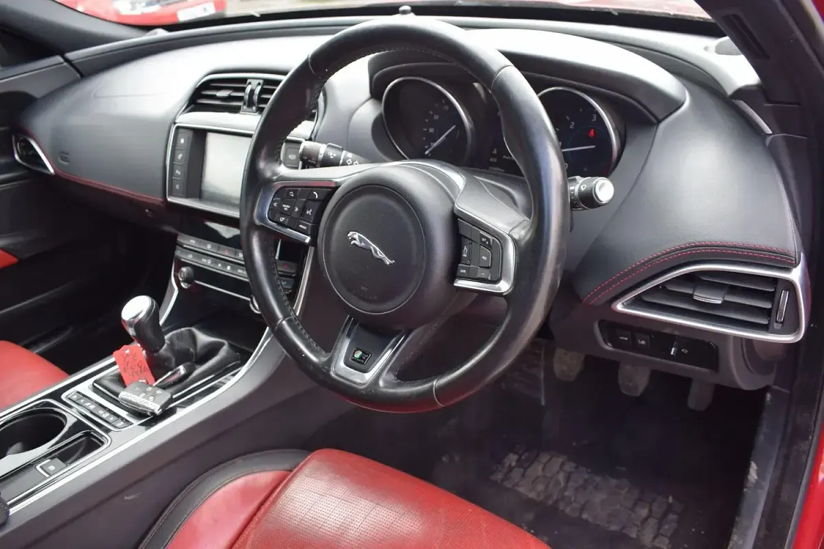 Used Jaguar XE R-Sport 180 HP (132 kW) 2016 Red Sedan