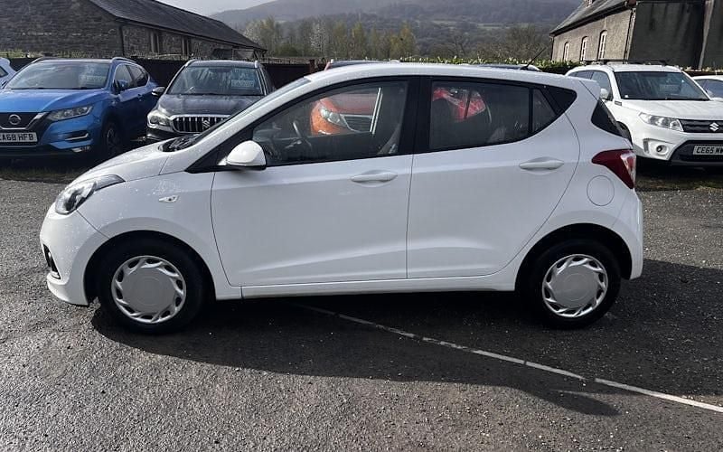 Used Hyundai i10 SE 67 HP (49 kW) 2016 White Hatchback
