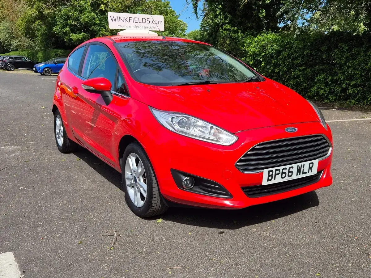 Used Ford Fiesta Zetec 82 HP (60 kW) 2017 Red Hatchback