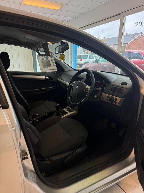 Used Vauxhall Astra Club 90 HP (66 kW) 2007 Silver Hatchback