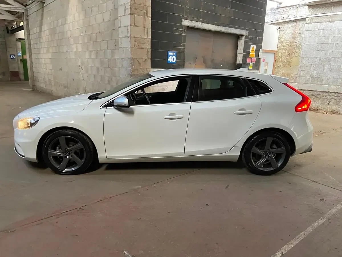 Used Volvo V40 R-Design 115 HP (84 kW) 2014 White Hatchback