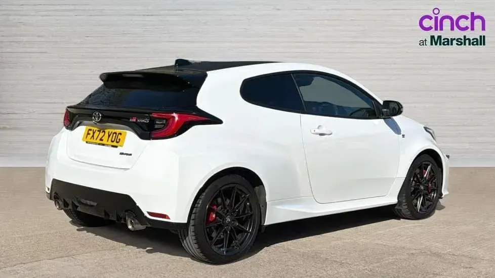 Used Toyota Yaris 257 HP (189 kW) 2022 White Hatchback