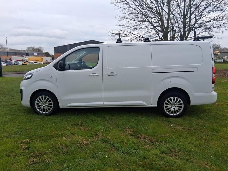 Used Vauxhall Vivaro 100 HP (73 kW) 2023 White MPV
