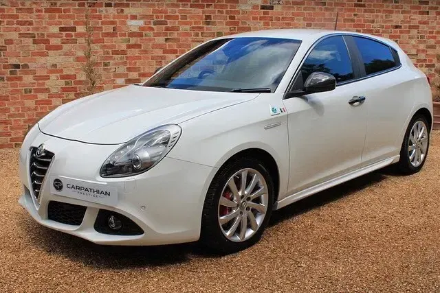 Used Alfa Romeo Giulietta 240 HP (176 kW) 2016 White Hatchback