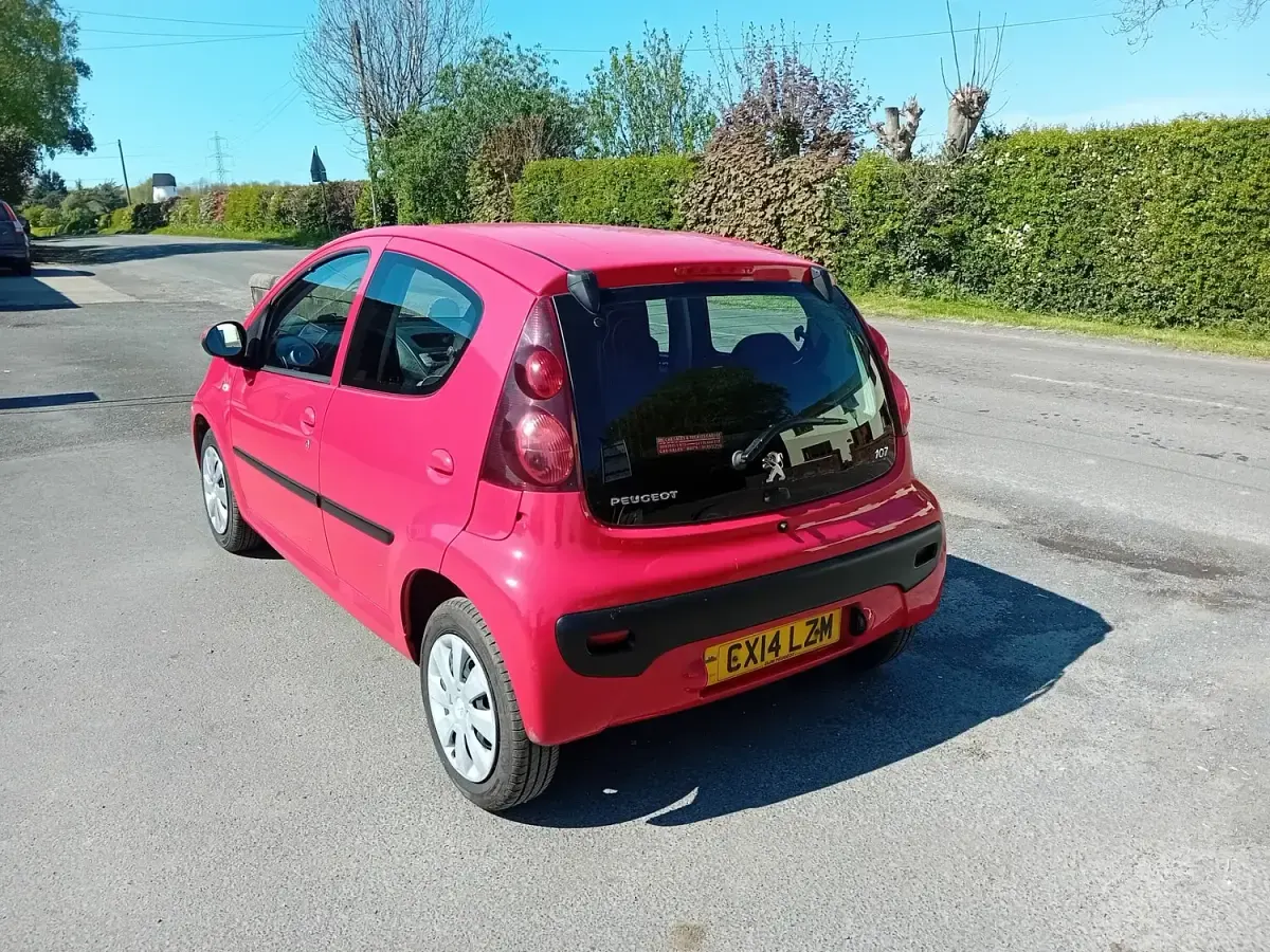 Used Peugeot 107 Active 68 HP (50 kW) 2014 Red Hatchback