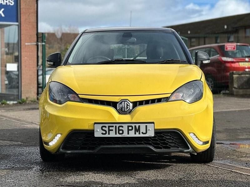 Begagnad MG MG3 2016 Gul Halvkombi