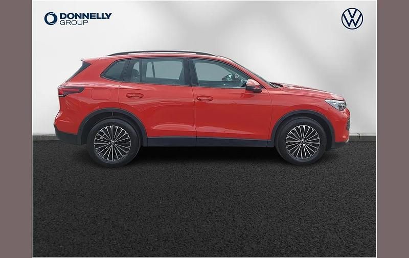 Używany VW Tiguan Edition 148 KM (108 kW) 2024 Czerwony SUV