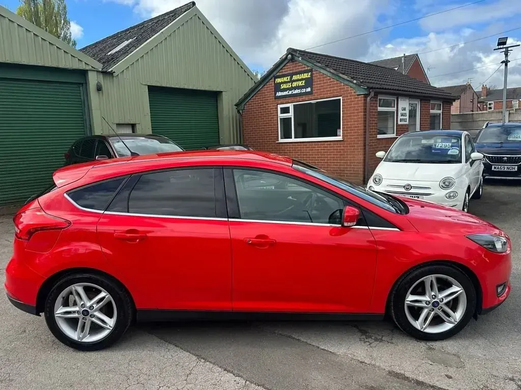 Begagnad Ford Focus Zetec 115 HK (84 kW) 2015 Röd Halvkombi