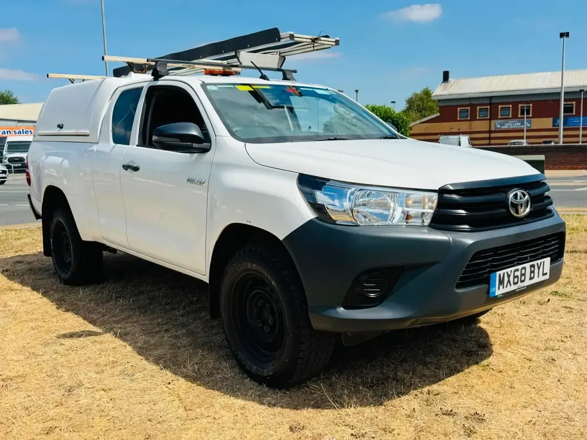 Used Toyota HiLux Active 150 HP (110 kW) 2019 White Pickup