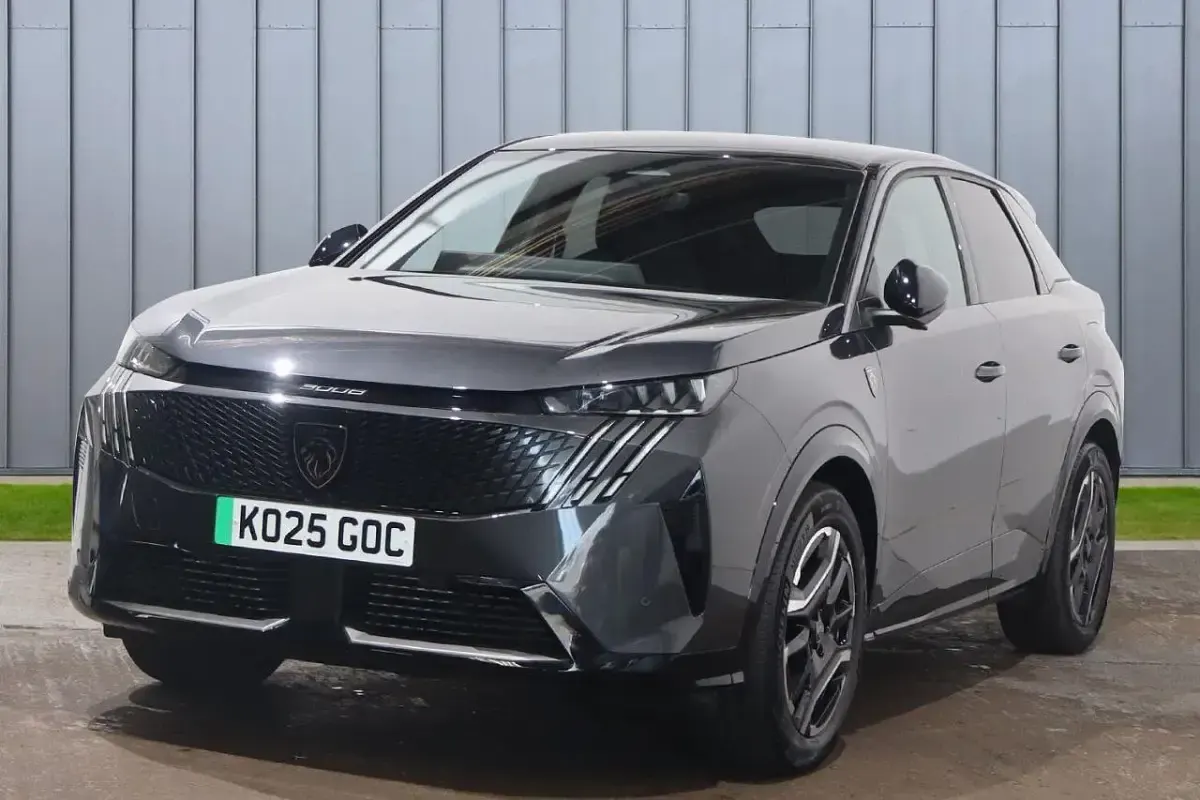 Używany Peugeot e-3008 GT 152 kW (207 KM) 2025 Szary SUV