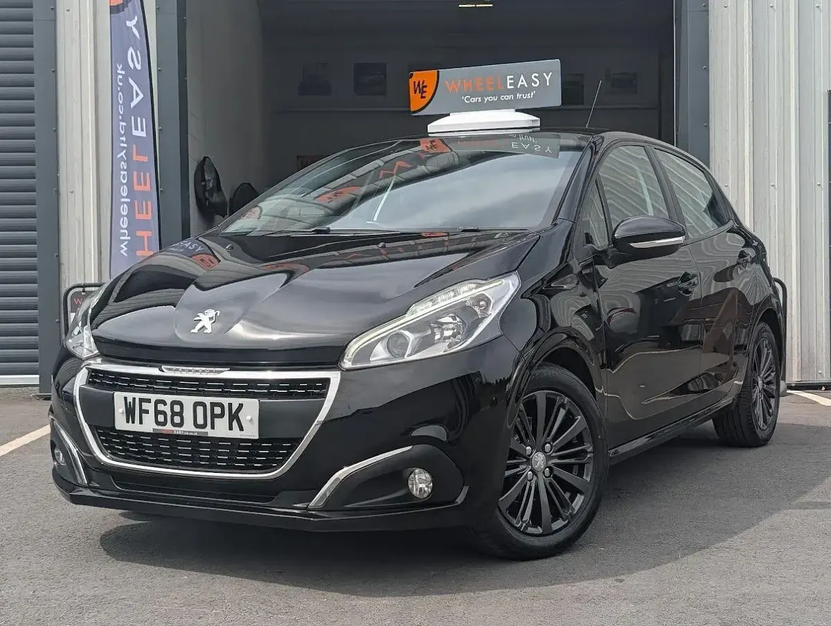 Used Peugeot 208 Signature Sky 82 HP (60 kW) 2018 Black Hatchback