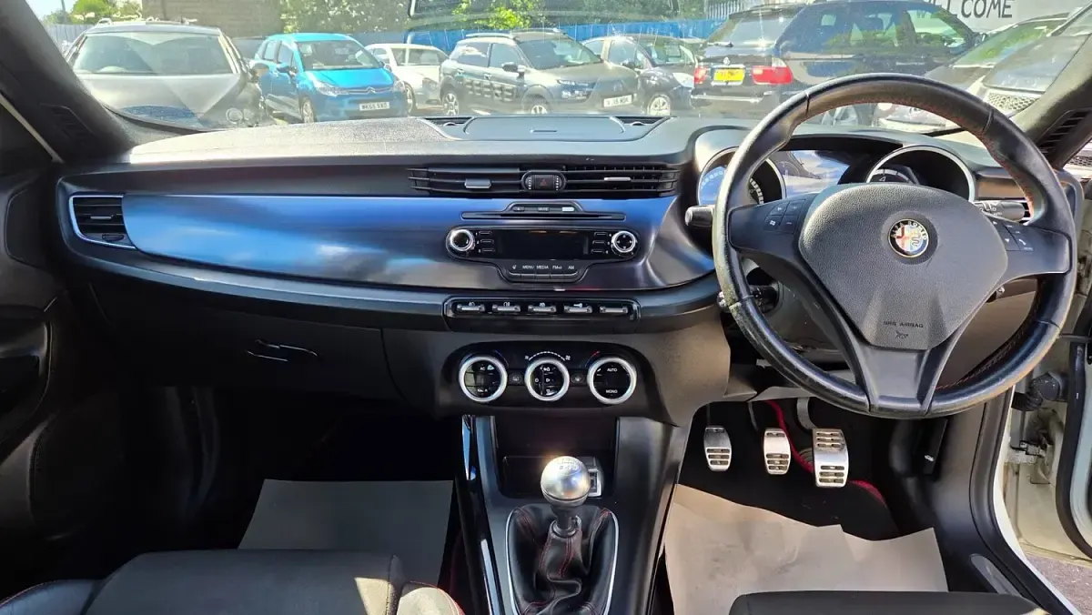 Used Alfa Romeo Giulietta Veloce 140 HP (102 kW) 2012 White Hatchback