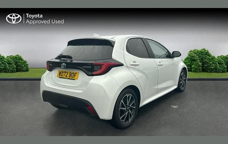 Used Toyota Yaris Hybrid Design 116 HP (85 kW) 2023 Platinum white pearl Hatchback