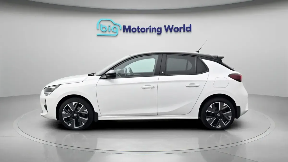 Used Vauxhall Corsa-e SRi 100 kW (136 HP) 2022 White Hatchback